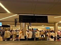 Il personale dell’aeroporto di Orlando costringe 800 viaggiatori provenienti dal Regno Unito ad aspettare CINQUE ORE per i bagagli, avvertendoli poi che sarebbero stati “arrestati” se fossero partiti senza bagagli