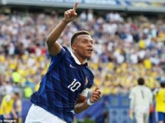 Kylian Mbappe è alle calcagna di Lionel Messi mentre la Francia segna due gol nella vittoria per 3-0 sulla Svezia portandosi uno dietro l’Argentina nella classifica dei gol della Coppa del Mondo