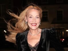 Jerry Hall a 70 anni: l’icona texana dice che i segreti del suo aspetto giovanile sono la sua dieta biologica, il suo amore duraturo per la moda e i suoi vizi quotidiani di vino e sigarette… e si rifiuta ancora di mettere piede in palestra