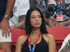 La fidanzata di Jude Bellingham, Ashlyn, e la moglie di Jordan Pickford, Megan, si assicurano di essere perfette mentre la moglie di Harry Kane, Kate, mostra il suo sostegno con un dolce striscione mentre l’Inghilterra affronta la Repubblica Democratica del Congo
