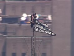 Una coppia temeraria scala l’Empire State Building e spiega lo striscione di protesta in cima prima della drammatica proposta