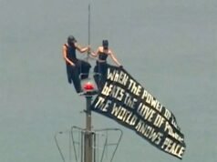 Temerari che hanno scalato l’Empire State Building affrontando MOLTEPLICI accuse dopo aver sventolato uno striscione di protesta e una proposta altissima a 1.454 piedi