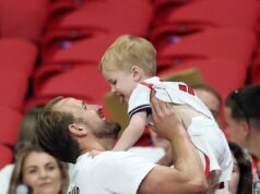 Un bacio per Kane! Il capitano salvatore dell’Inghilterra festeggia con la sua famiglia mentre i WAG si precipitano a congratularsi con i Tre Leoni in seguito alla rimonta contro la Repubblica Democratica del Congo