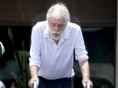 Dick Van Dyke, 100 anni, si appoggia a un deambulatore mentre si gode una rara uscita pubblica con la moglie Arlene, 54 anni, a Los Angeles