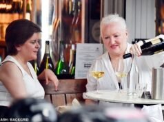 Vino bianco al sole: Nicola Sturgeon mette da parte i suoi problemi e si gode un drink con un amico avvocato per i diritti umani dopo essere fuggita dalla Scozia per Londra, come viene ritratta per la prima volta da quando l’ex marito è stato incarcerato per appropriazione indebita di £ 500.000 SNP