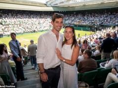 Una coppia appassionata di tennis si fidanza al campo centrale di Wimbledon durante la partita di Novak Djokovic – 21 anni dopo che i genitori del futuro sposo avevano fatto la domanda proprio nello stesso posto