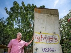 Abbatti questo muro! Il promotore immobiliare affronta l’indagine del consiglio dopo aver eretto un tratto del muro di Berlino nel suo giardino senza permesso di costruire