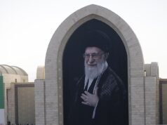 I funerali del leader iraniano Ali Khamenei ucciso iniziano mentre milioni di persone in lutto cantano “Morte all’America!” e “Vendetta, vendetta!” a Teheran