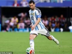 I fan furiosi affermano che Capo Verde è stato “derubato” contro l’Argentina dopo che una serie di decisioni sono andate contro di loro nella sconfitta per 3-2… mentre Gianni Infantino consegna un messaggio di congratulazioni a Lionel Messi e Co