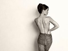 La fidanzata di Cruz Beckham, Jackie Apostel, posa in topless per mostrare la cicatrice mentre festeggia due anni dall’intervento chirurgico alla colonna vertebrale