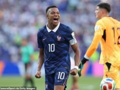 Il portiere del Paraguay lancia la palla a Kylian Mbappe dopo aver insultato la stretta di mano prima che i giocatori della Francia litigassero con i loro rivali nell’esuberante scontro della Coppa del Mondo
