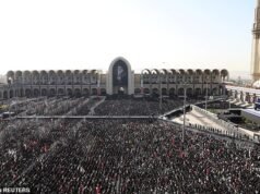 Enormi folle si riuniscono a Teheran per i funerali del leader supremo iraniano Ali Khamenei ucciso mentre milioni di persone chiedono “vendetta” contro gli Stati Uniti