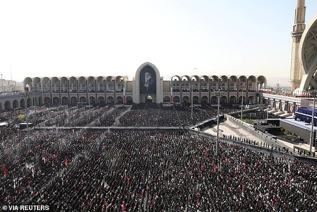 109804391-15953975-Mourners_attend_a_prayer_during_a_public_farewell_ceremony_today-a-2_1783281539243.jpg