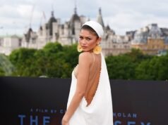 Zendaya si ispira a una dea greca in abito senza schienale mentre si unisce alle co-protagoniste Lupita Nyong’o, Anne Hathaway e il marito Tom Holland al photocall di The Odyssey London