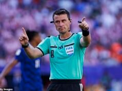 ‘DISASTRO COMPLETO’: i giornali francesi furiosi fanno a pezzi l’arbitro della Coppa del Mondo e gli assegnano un punteggio BRUTALE 1/10 per non aver affrontato le “vergognose” arti oscure del Paraguay – mentre i fan indignati chiedono che venga bandito