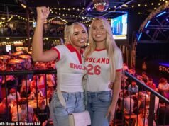 Gli inglesi si affollano nei pub e si vantano che “non c’è alcuna possibilità” di andare al lavoro lunedì prima di passare tutta la notte a guardare i Tre Leoni affrontare il Messico