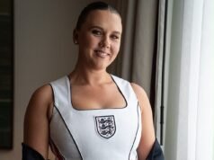 Kate Kane posa con un “corsetto” personalizzato inglese prima della partita dei Tre Leoni in Messico, mentre i WAG e i fan si accumulano sugli spalti