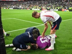 Harry Kane perde la voce nell’esilarante intervista post partita all’Azteca, ma Jordan Henderson viene portato via in barella
