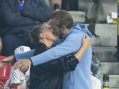Harry Kane celebra il suo gol vincente con un dolce bacio della moglie Kate mentre i WAG inglesi si preparano sul PDA con i loro eroi dei Tre Leoni dopo il trionfo della Coppa del Mondo contro il Messico