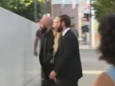 Tyler Robinson, sospettato dell’omicidio di Charlie Kirk, viene visto RIDERE in tribunale a pochi metri dalla vedova Erika singhiozzante