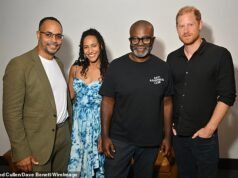 Al suo arrivo nel Regno Unito… Il principe Harry non vede l’ora di trascorrere del tempo con il re nonostante la lite a Buckingham Palace, poiché Meghan spera di poter portare “in sicurezza” i loro due figli nel Regno Unito e partecipare lei stessa agli eventi degli Invictus Games