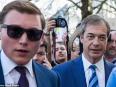 Farage annuncerà il suo “futuro nella vita pubblica” alle 14:00, in mezzo a una grande disputa sulle sue finanze – e sulla scia del furioso scontro con la troupe televisiva