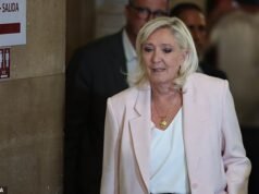 A Marine Le Pen viene ordinato di indossare una targhetta elettronica poiché la condanna per appropriazione indebita viene confermata, mettendo in dubbio la candidatura alla presidenza