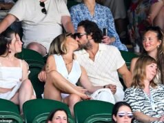 Aaron Taylor-Johnson, 36 anni, e la moglie Sam, 59 anni, condividono un bacio appassionato mentre fanno una rara apparizione con le loro figlie ridacchianti il nono giorno di Wimbledon