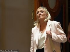 Marine Le Pen annuncia che si candiderà alla presidenza il prossimo anno, poche ore dopo che le è stato ordinato di indossare una targhetta elettronica in quanto la sua condanna per appropriazione indebita è stata confermata