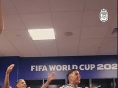 Le star argentine della Coppa del Mondo provocano l’Inghilterra con cori sulle Falkland nel loro spogliatoio, mentre i loro tifosi stanno GIÀ cantando dell’eliminazione dei Tre Leoni in semifinale