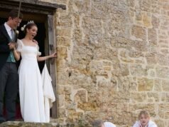 Dita di burro (glassa)! La figlia del fondatore di Boden subisce un disastro il giorno del matrimonio – dopo che i ristoratori hanno lasciato cadere una stravagante torta a tre livelli mentre la presentavano agli sposi