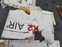 Il relitto del Boeing viene trovato in mare poche ore dopo la scomparsa del 737 sul volo per il Pakistan, mentre i soccorritori cercano l’equipaggio disperso