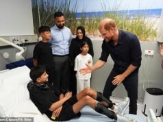 Il principe Harry visita l’ospedale pediatrico di Birmingham mentre il re Carlo è impegnato a Londra e William si dirige a Hastings