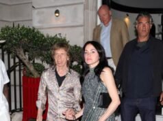I rocker dei Rolling Stones Mick Jagger, 82 anni, e Ronnie Wood, 79 anni, festeggiano con le loro partner più giovani Melanie Hamrick, 38 anni, e Sally Humphreys, 48 anni, mentre lasciano la festa per il lancio del nuovo album alle 2 del mattino