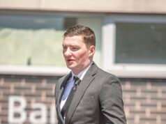 A un agente della polizia municipale, 29 anni, è stata sequestrata la sua collezione di armi da fuoco per voci di diario su Jack lo Squartatore e per il possesso di un “arsenale” di armi