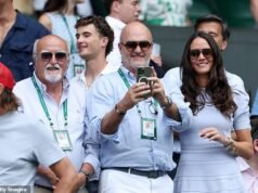 Il padre e la madre multimilionari di Arthur Fery guardano separatamente il figlio nella storica semifinale di Wimbledon, dove potrebbe incassare 1,8 milioni di sterline