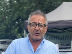Meglio servito freddo! Un ristoratore furioso si vendica dei commensali che lasciano recensioni negative condividendo telecamere a circuito chiuso in cui sembrano apprezzare il loro cibo