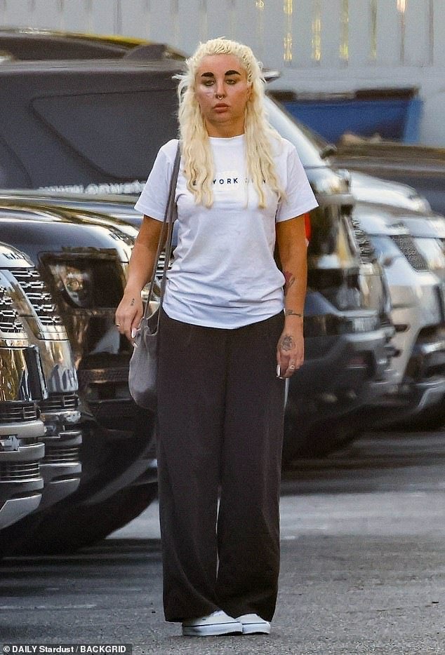 109944847-15969369-Amanda_Bynes_was_apparently_in_the_mood_for_a_new_and_expensive_-a-36_1783719982911.jpg