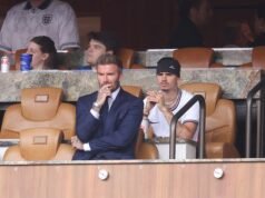 David Beckham sembra teso mentre viene raggiunto dalla sua famiglia allo stadio di Miami prima del calcio d’inizio della partita dei quarti di finale della Coppa del Mondo dell’Inghilterra contro la Norvegia