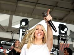 Ellie Goulding sorprende i tifosi inglesi con un’esibizione pre-partita allo stadio di Miami prima della partita dei quarti di finale della Coppa del Mondo contro la Norvegia