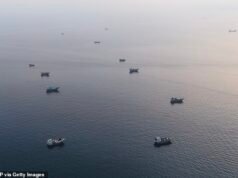 Gli Stati Uniti lanciano attacchi su obiettivi chiave iraniani dopo che Teheran ha lanciato un missile contro una nave mercantile nello Stretto di Hormuz causando “gravi danni” poiché la via d’acqua cruciale è nuovamente CHIUSA