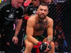 Il ritorno di Conor McGregor in UFC finisce in un disastro poiché l’irlandese subisce un brutale infortunio ad appena UN MINUTO dallo scontro di UFC 329 contro il nemico Max Holloway
