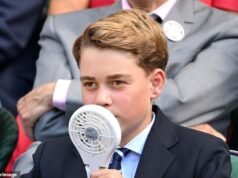 Il tifoso più cool del campo centrale! George sente il caldo quando le temperature raggiungono i 29°C alla finale di Wimbledon
