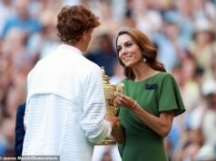 La raggiante principessa Kate consegna a Jannik Sinner il trofeo del vincitore di Wimbledon dopo aver battuto Alexander Zverev nella finale maschile – mentre William, George e Charlotte guardano