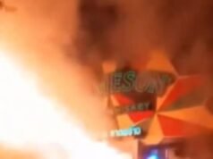 Almeno 27 morti dopo un enorme incendio scoppiato in un pub a Bangkok: filmati scioccanti mostrano fiamme che escono dalla porta mentre i festanti fuggono