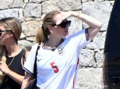 Adele dimostra il suo sostegno al calciatore John Stones indossando la maglia numero cinque dell’Inghilterra mentre è in Sardegna con lo stilista Tom Ford