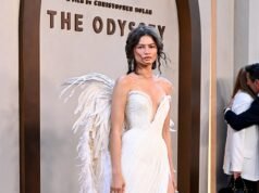 Zendaya appare angelica in un audace abito bianco con le ali insieme ad Anne Hathaway incinta e Lupita Nyong’o mentre conducono la première costellata di stelle dell’Odissea a New York