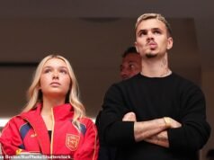 Harper Beckham, 15 anni, inchioda il broncio Posh Spice di mamma Victoria mentre indossa la giacca dell’etichetta Romeo per sostenere la Spagna durante le semifinali della Coppa del Mondo