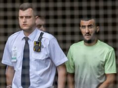 I migranti su piccole imbarcazioni che hanno stuprato in gruppo una donna priva di sensi sulla spiaggia vengono incarcerati per 60 anni dopo averla “degradata nel modo più spaventoso”