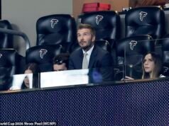 David Beckham sembra nervoso quando arriva in tribuna con la moglie Victoria e la loro famiglia prima della semifinale della Coppa del Mondo Inghilterra-Argentina